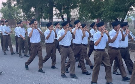 राष्ट्रीय स्वयंसेवक संघ के पथ संचलन में दिखी अनुशासन व एकता की झलक