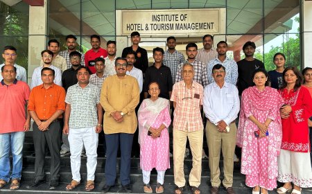 पर्यटन एवं आतिथ्य प्रबंधन के विद्यार्थियों से प्रो. इनायत जैदी ने किया संवाद