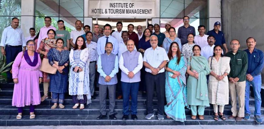 विकसित भारत @2047 के निर्माण में शिक्षकों-कर्मचारियों की अहम भूमिका: कुलपति प्रो. सोमनाथ सचदेवा