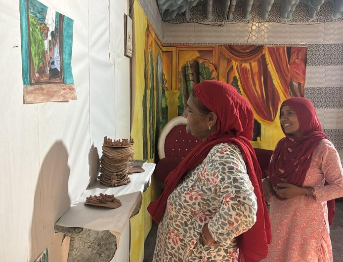 सुपवा के छात्रों ने गांव की चौपाल को बनाया आर्ट गैलरी, ग्रामीणों तक पहुंचाई समकालीन कला