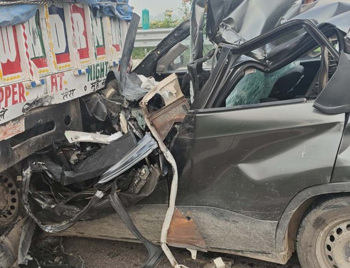 रोहतक में 152D एक्सप्रेसवे पर भीषण हादसा: ट्रक में पीछे से घुसी टाटा गाड़ी, तीन लोगों की मौत
